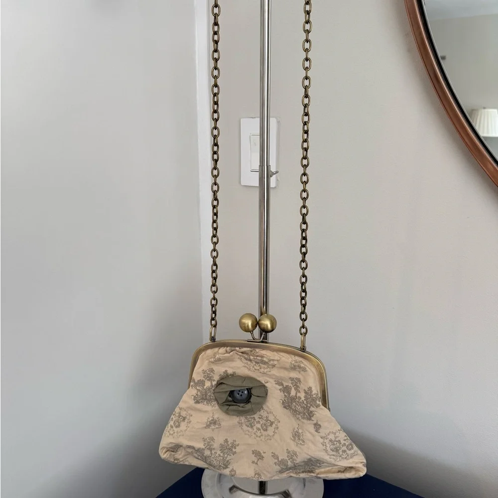 Dafne Kiss Lock Shoulder Bag, Metal Chain Ivory/Green Flower, Vintage Inspired